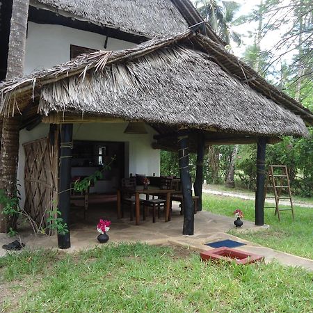 Kusini Beach Cottages Diani Beach Zimmer foto